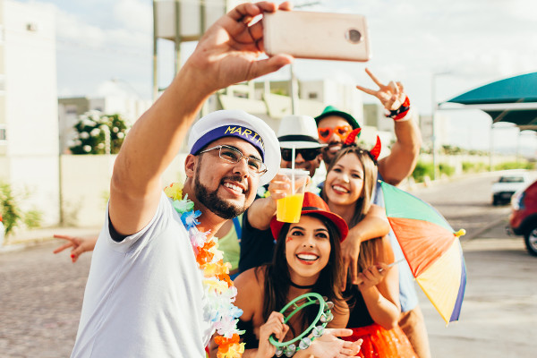 Foliões fantasiados no carnaval, festa que faz parte da cultura brasileira.