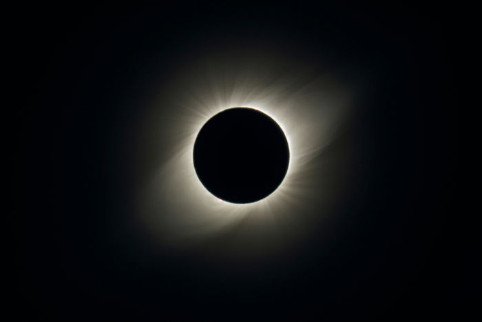 Coroa solar visível durante um eclipse.