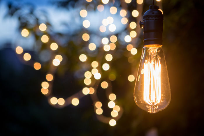 Nas lâmpadas incandescentes observam-se os efeitos térmicos e luminosos da corrente elétrica.