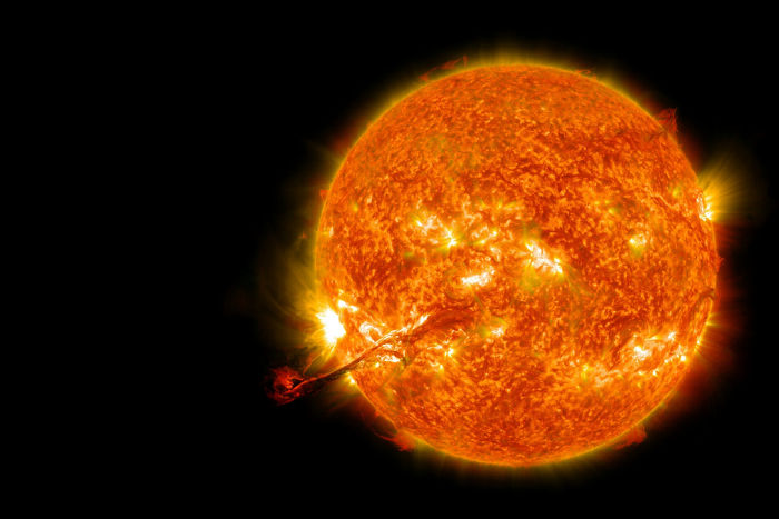 Sol emitindo radiação solar.