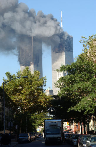 Torres Gêmeas em chamas durante o 11 de setembro.