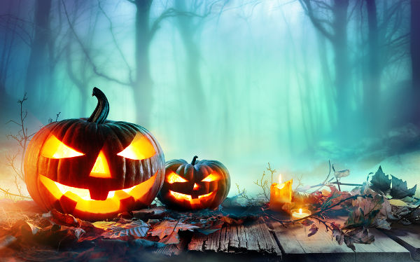 Lanternas esculpidas em abóboras para o Halloween.
