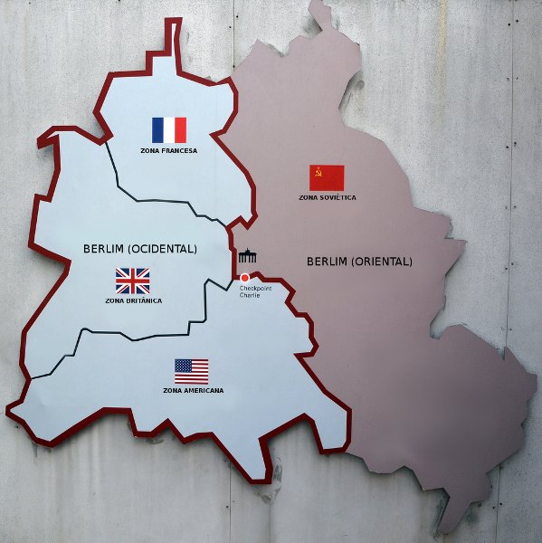 Mapa da condição de Berlim após sua divisão. À esquerda, Berlim Ocidental; à direita, Berlim Oriental.