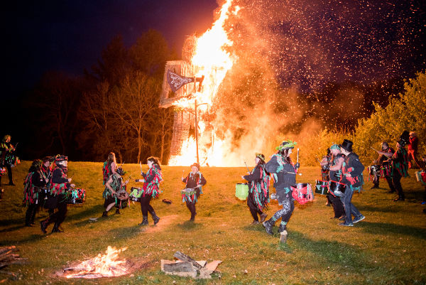 Pessoas no Samhain, festa que teria dado origem ao Halloween.
