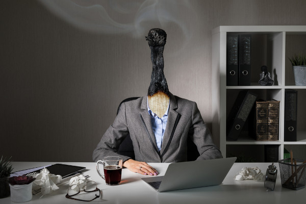 Os principais sintomas da síndrome de burnout são esgotamento mental e físico, dores musculares e fadiga.