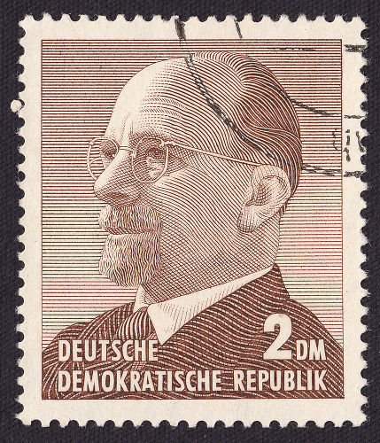 O líder da Alemanha Oriental, Walter Ulbricht, solicitou à URSS a autorização para construir o Muro de Berlim.