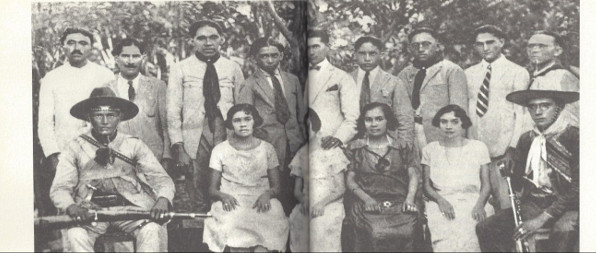 Lampião, a direita, com sua  família, em juazeiro, no Ceará. foto de Lauro  Cabral de oliveira, março de 1926.