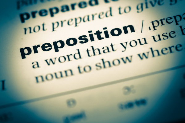 “Prepositions” são palavras que indicam lugar, tempo, movimento em inglês.