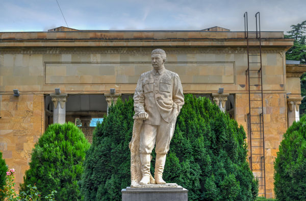 Estátua de Josef Stalin em um jardim