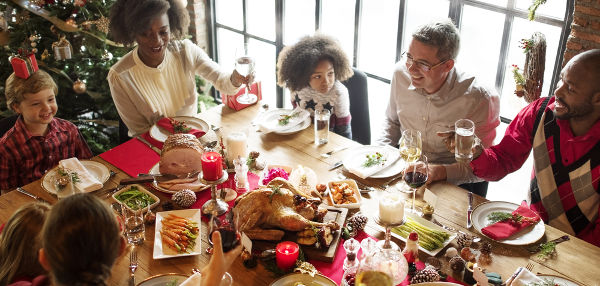 Família reunida durante a ceia de natal.