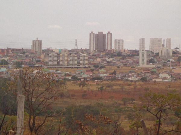 Vista para Samambaia, distrito periférico de Brasília, Distrito Federal, evidenciando o que é periferia.