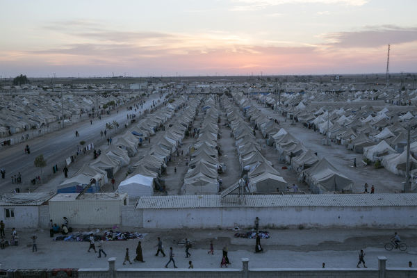 Milhares de sírios ainda vivem em campos de refugiados e com condições básicas de vida.[2]
