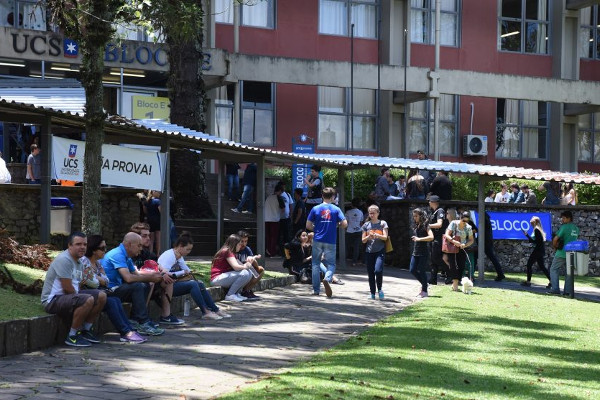 Estudantes em campus de Caxias do Sul