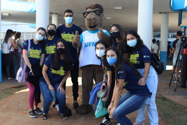 Vestibulandos foram recepcionados pela mascote da UFMS