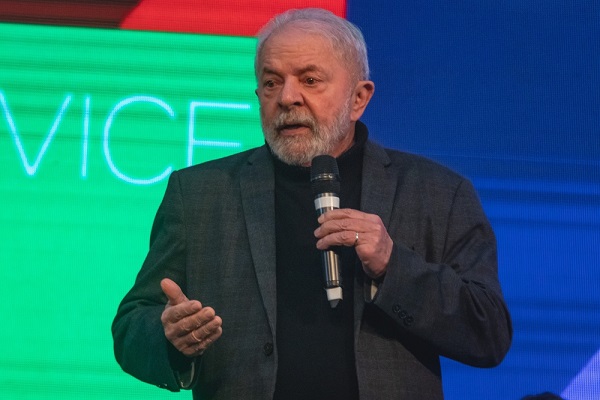 Imagem do presidente eleito Lula falando ao microfone