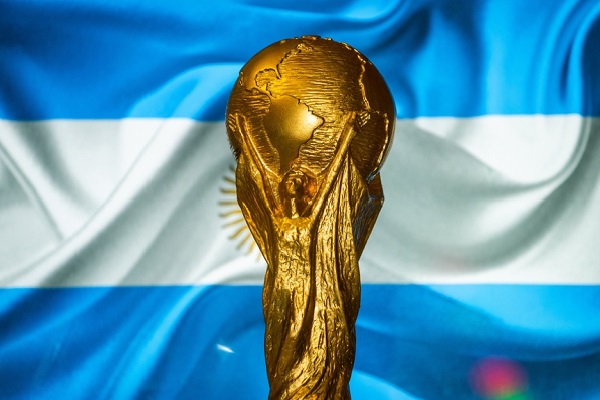 Taça da Copa do Mundo ao fundo bandeira da Argentina