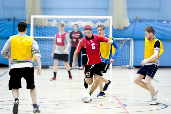 Estudantes praticando futsal em Centro Esportivo da UWE Bristol, no Reino Unido