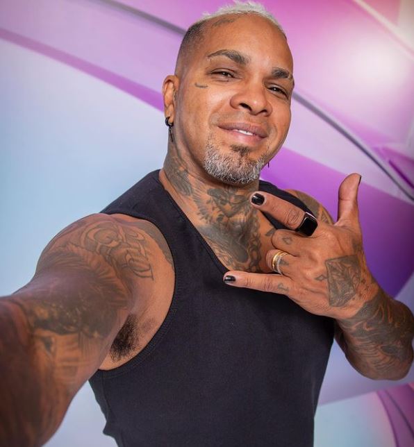 Rodriguinho é um homem negro tatuado 