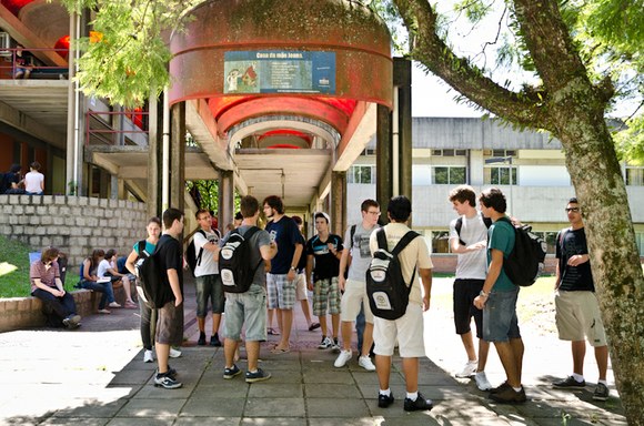 Estudantes em campus da UFRGS