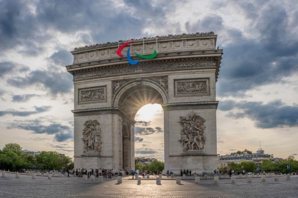 Arco do Triunfo com o símbolo da Paralimpíadas que começaram em agosto.