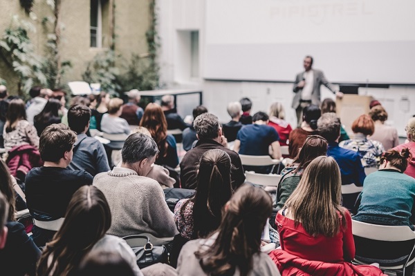 Pessoas participando de evento acadêmico