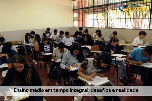 Estudantes em sala de aula. Texto Ensino médio em tempo integral: desafios e realidade