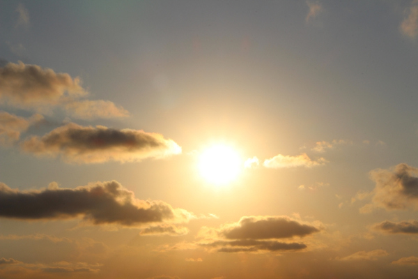 Luz solar amarela em texto sobre cor do Sol.