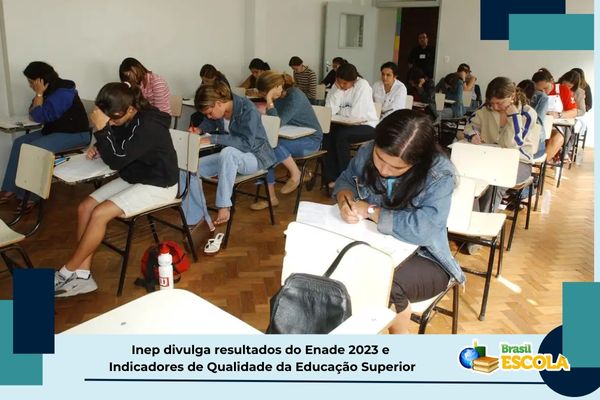 Grupo de estudantes sobe escadaria em alusão à prova do Enade 2023.