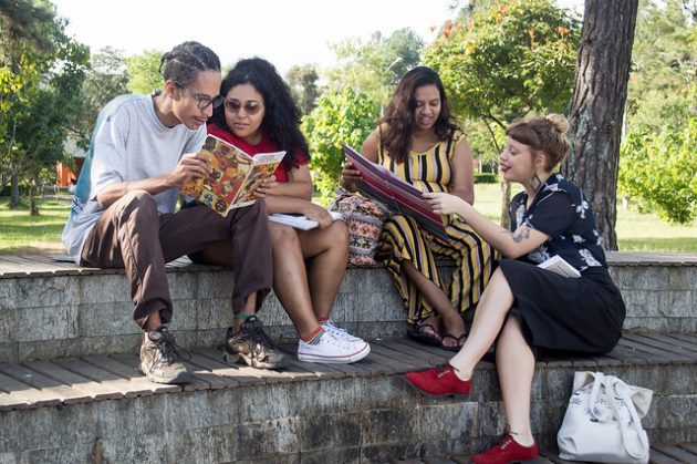 Estudantes sentados no campus da UFJF