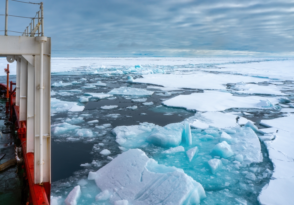 Navio navegando no Ártico