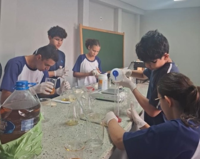 Estudadantes do Clube de Ciências em Mãos