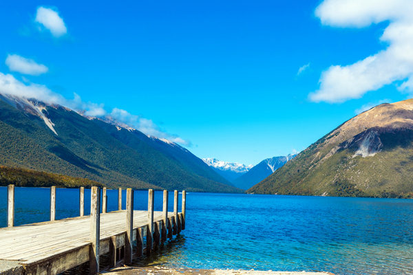 Lago Rotoiti pe uma das atrações turísticas da Nova Zelândia